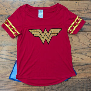 Wonder Woman DC Comics Tee with Removable Stars Cape - Junior M